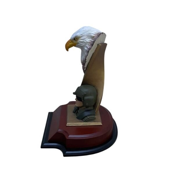 Figuras en resina (26) Busto de Águila Con Piloto de Aviación
