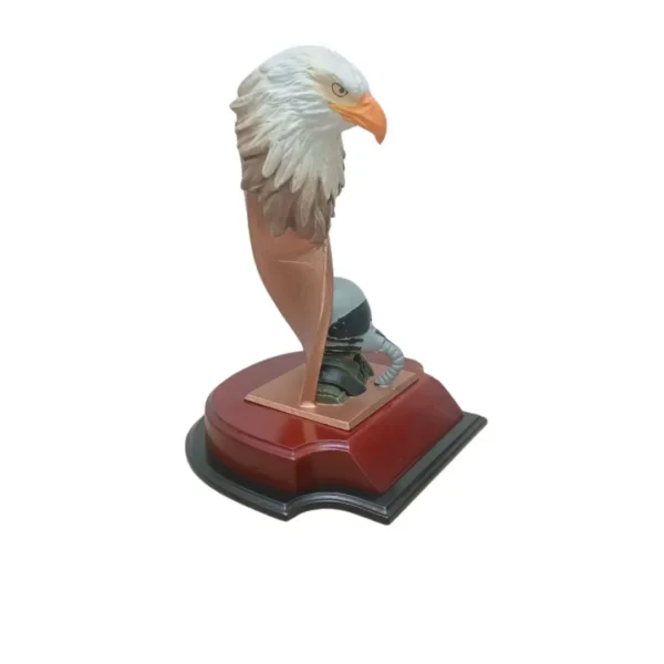 Busto de Águila Con Piloto de Helicóptero